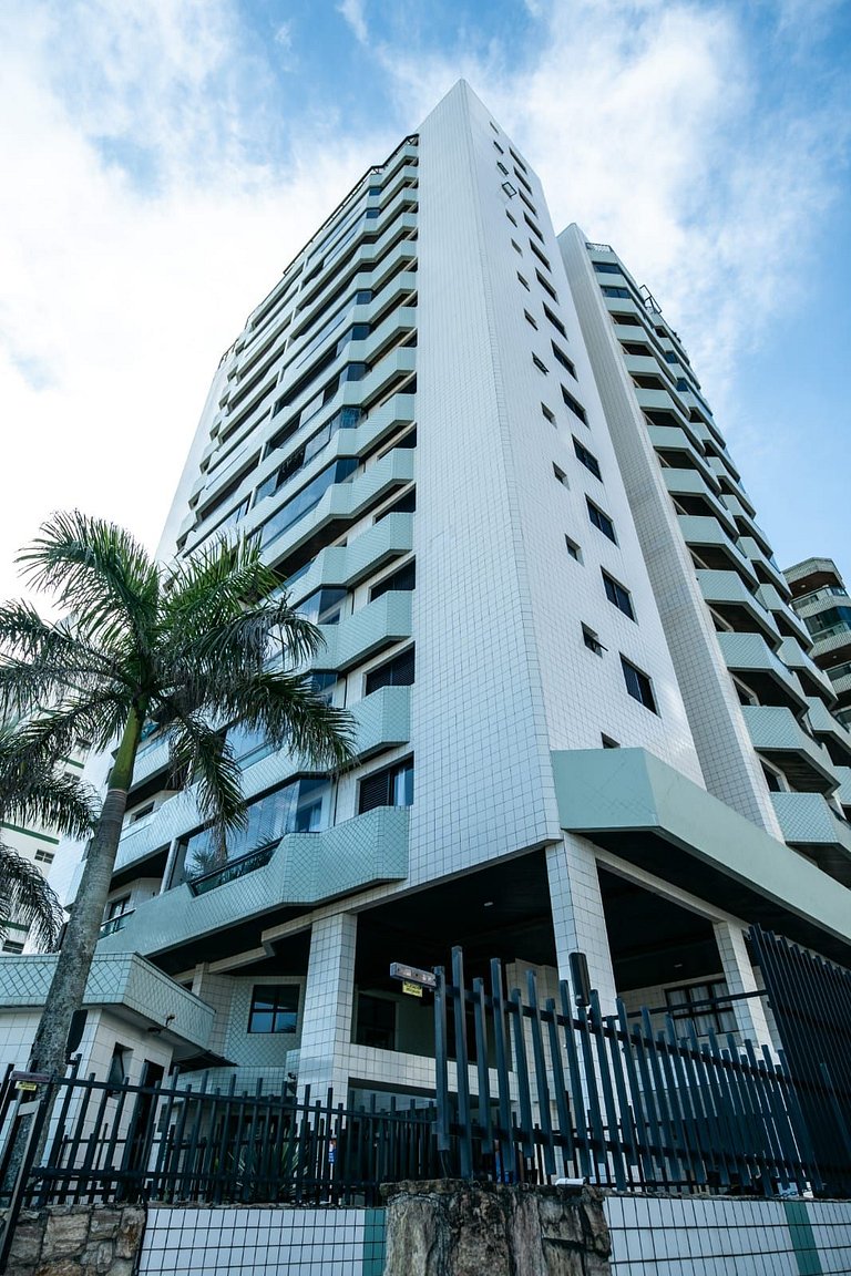 Frente Vista Mar com Varanda WI FI 300mbps e 10m da praia da